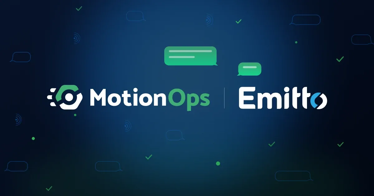 Logotipos de MotionOps y Emitto lado a lado sobre un fondo azul oscuro con burbujas de chat verdes y marcas de verificación