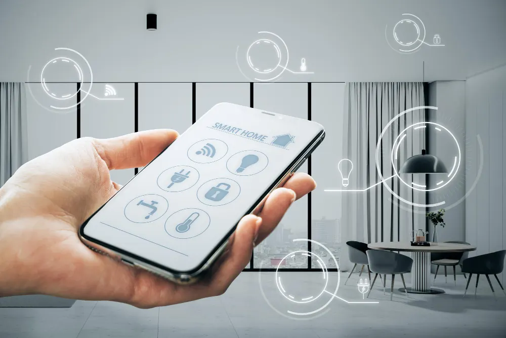 Primer plano de una mano que sostiene un teléfono con un holograma de casa inteligente en una sala desenfocada